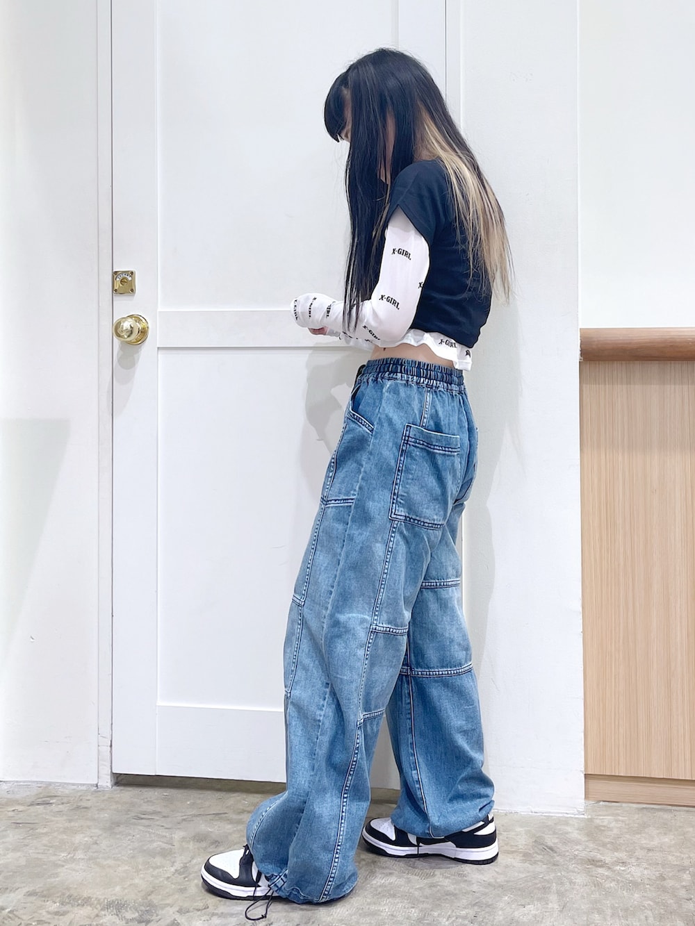 ブラック系のTシャツ/カットソー、ホワイト系のトップス、ブルー系のデニムパンツを着用したレディースの夏コーディネートの2枚目の写真