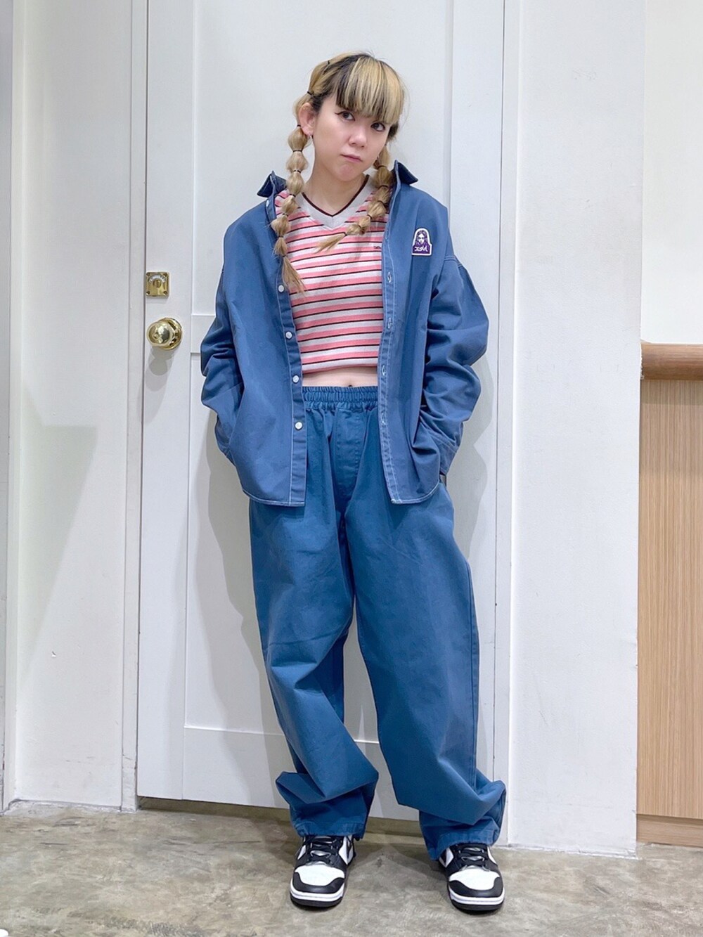 ピンク系のTシャツ/カットソー、ブルー系のシャツ/ブラウス、ブルー系のその他パンツを着用したレディースの春コーディネートの2枚目の写真