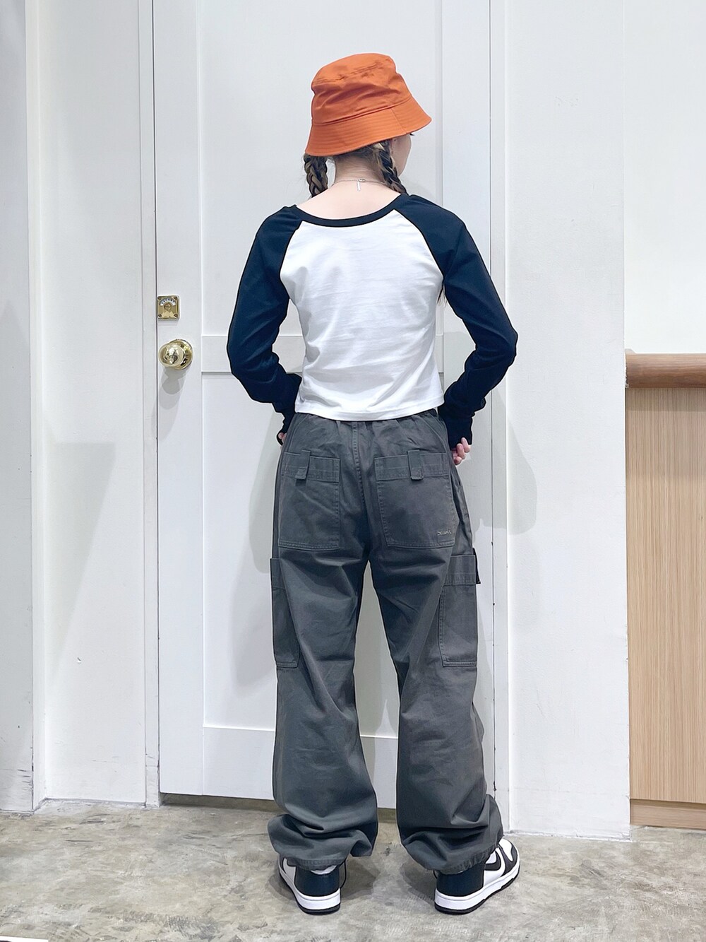 ホワイト系のTシャツ/カットソー、グリーン系のその他パンツ、オレンジ系のハットを着用したレディースの秋コーディネートの3枚目の写真