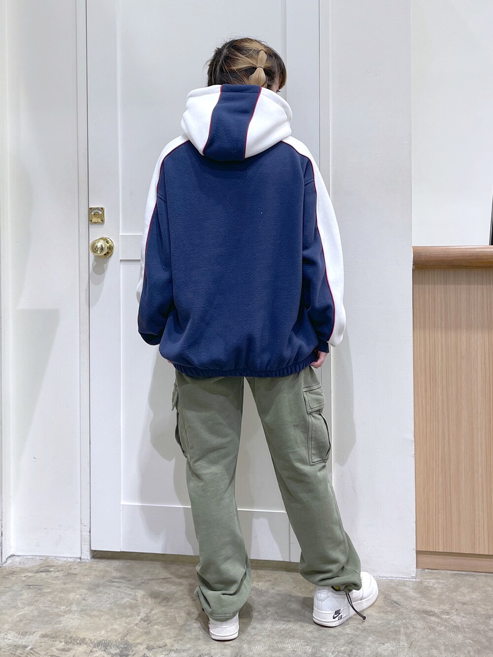 ブルー系のパーカー、レッド系のバックパック/リュック、グリーン系のスウェットパンツを着用したレディースの冬コーディネートの4枚目の写真