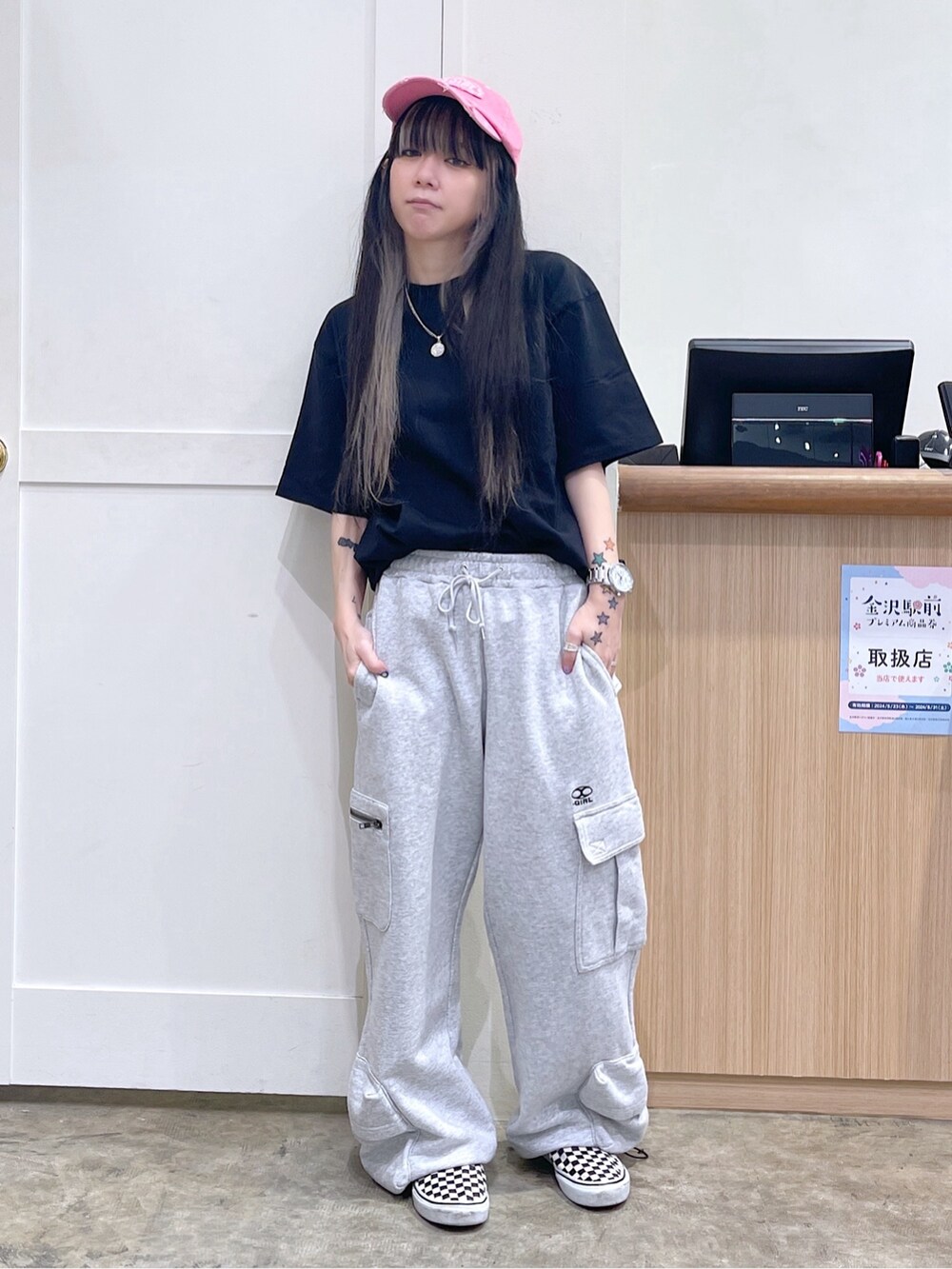 ブラック系のTシャツ/カットソー、グレー系のスウェットパンツ、ピンク系のキャップを着用したレディースの夏コーディネートの3枚目の写真