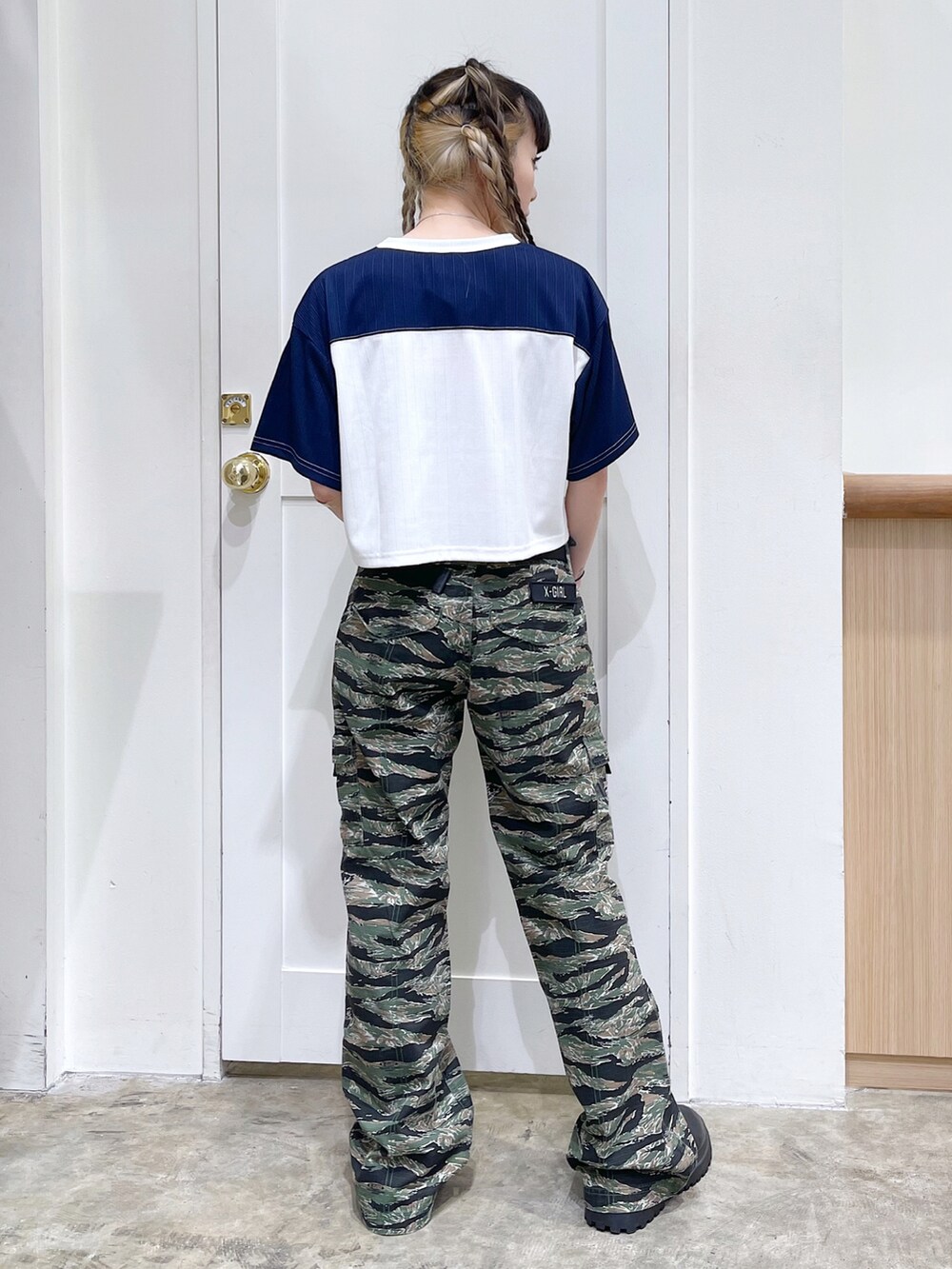 ブルー系のTシャツ/カットソー、その他のその他パンツ、ブラック系のベルトを着用したレディースの夏コーディネートの3枚目の写真