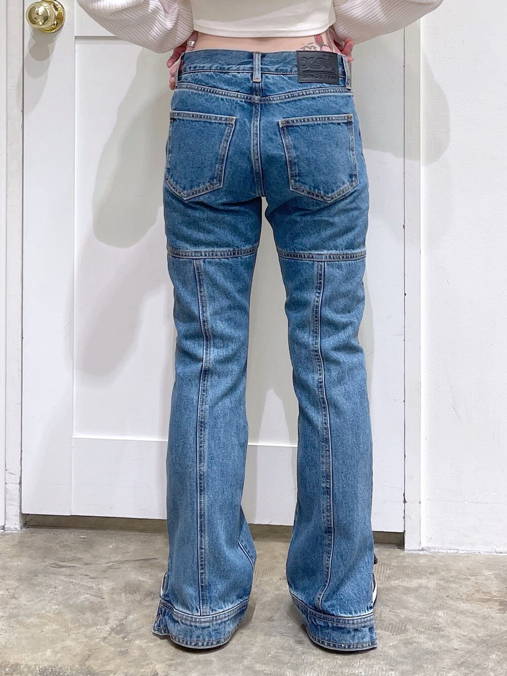 ホワイト系のTシャツ/カットソー、ブルー系のデニムパンツ、ブラック系のトートバッグを着用したレディースの秋コーディネートの8枚目の写真