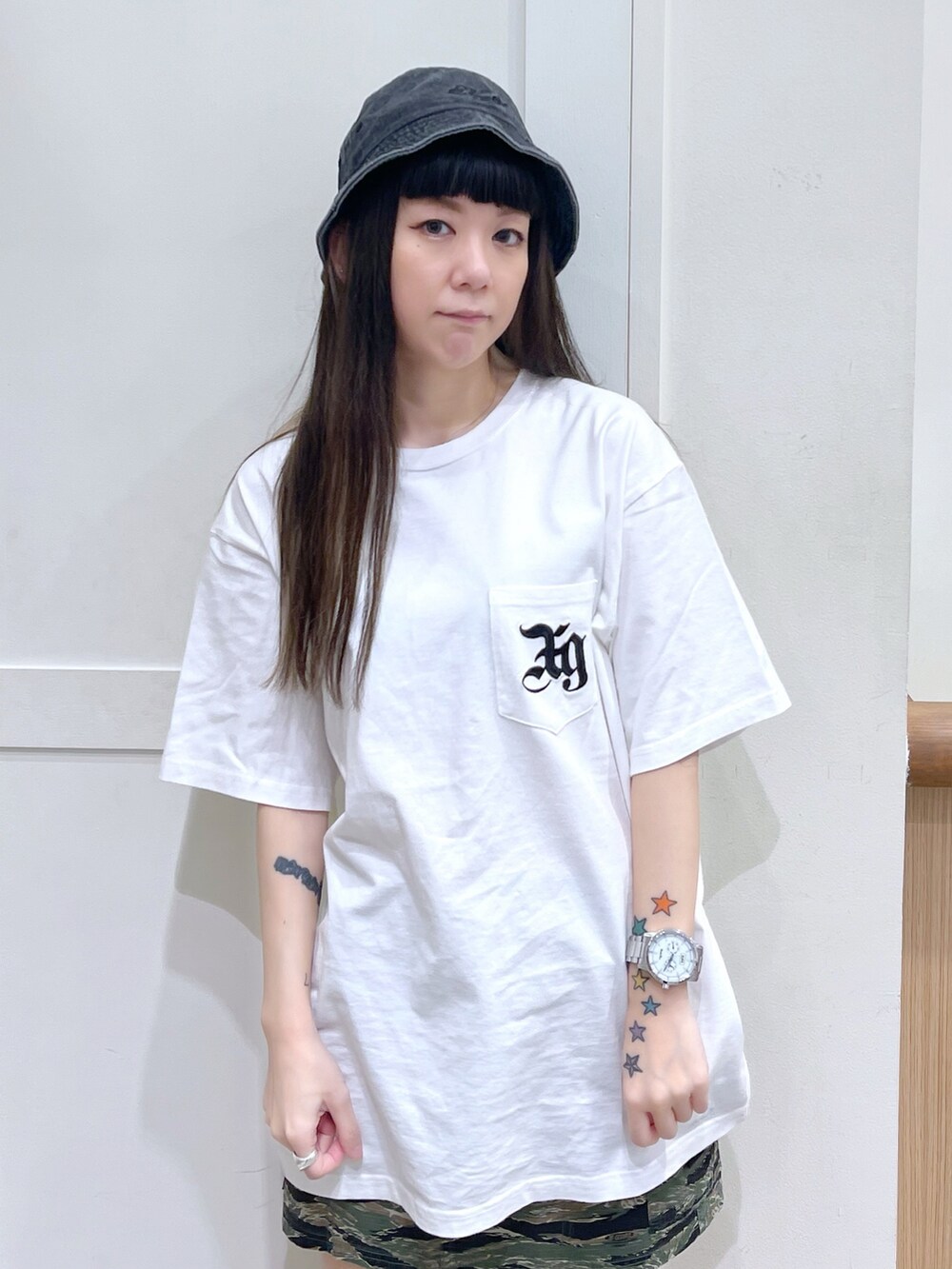 ホワイト系のTシャツ/カットソー、その他のスカート、ブラック系のスニーカーを着用したレディースの夏コーディネートの4枚目の写真