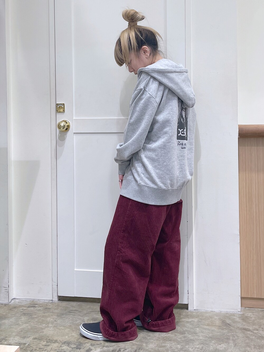 グレー系のパーカー、ブラック系のTシャツ/カットソー、レッド系のその他パンツを着用したレディースの秋コーディネートの2枚目の写真