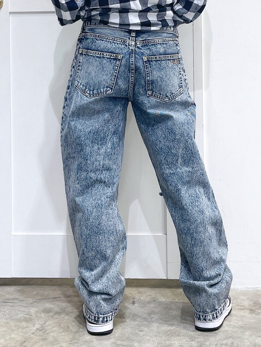 ブラック系のシャツ/ブラウス、ブルー系のデニムパンツ、ホワイト系のTシャツ/カットソーを着用したレディースの夏コーディネートの7枚目の写真