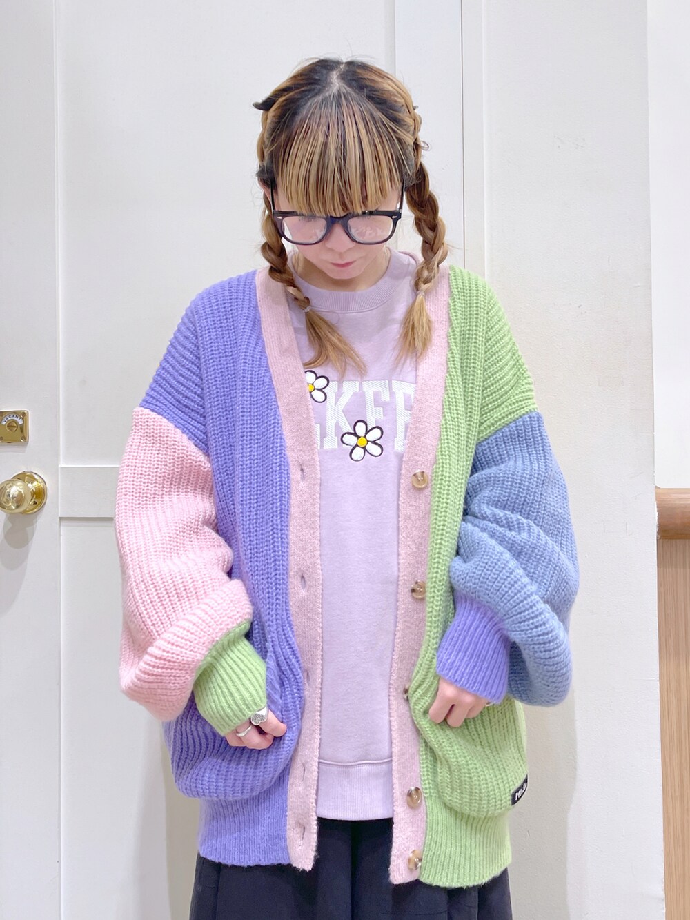 その他のニット/セーター、パープル系のスウェット、ブラック系のスカートを着用したレディースの冬コーディネートの2枚目の写真