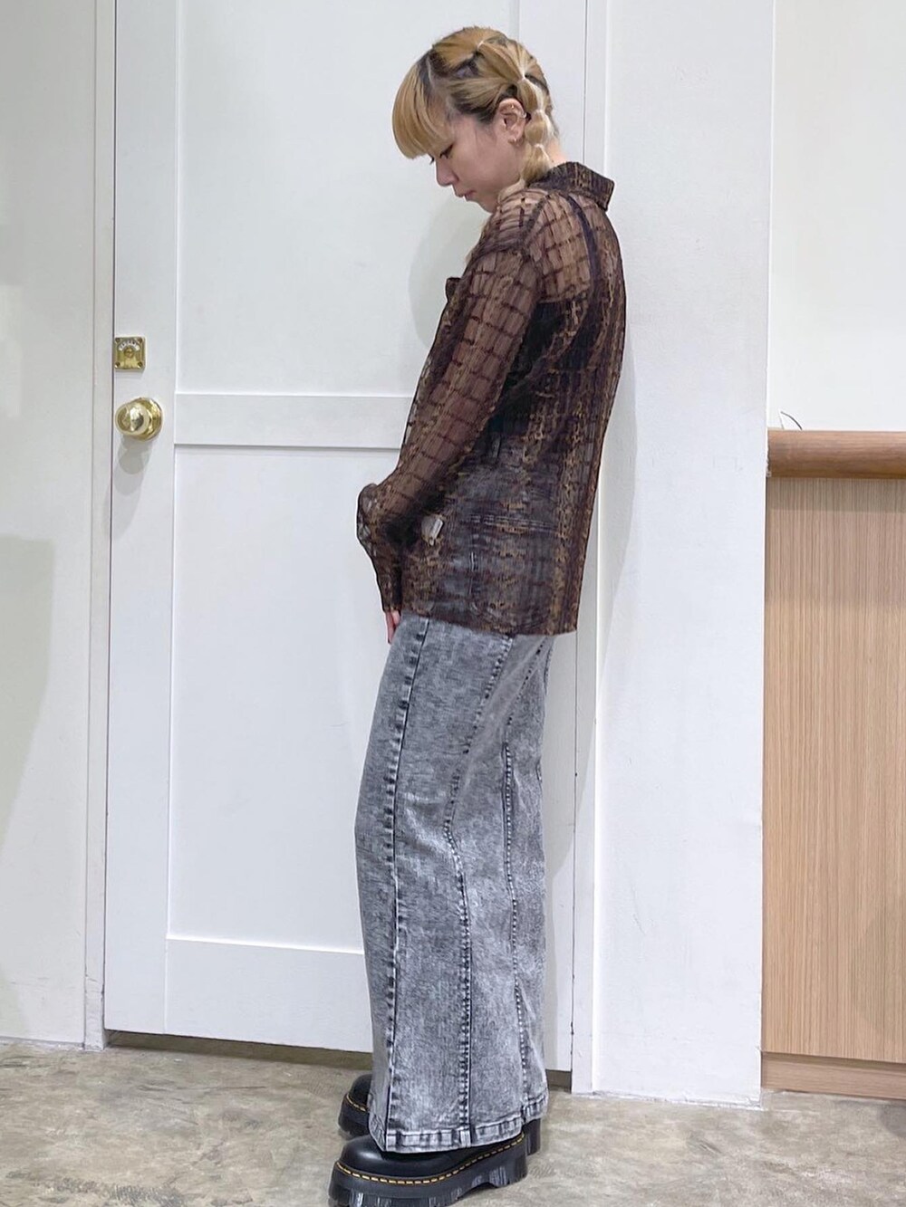 ベージュ系のシャツ/ブラウス、ブラック系のキャミソール、ブラック系のデニムスカートを着用したレディースの夏コーディネートの4枚目の写真