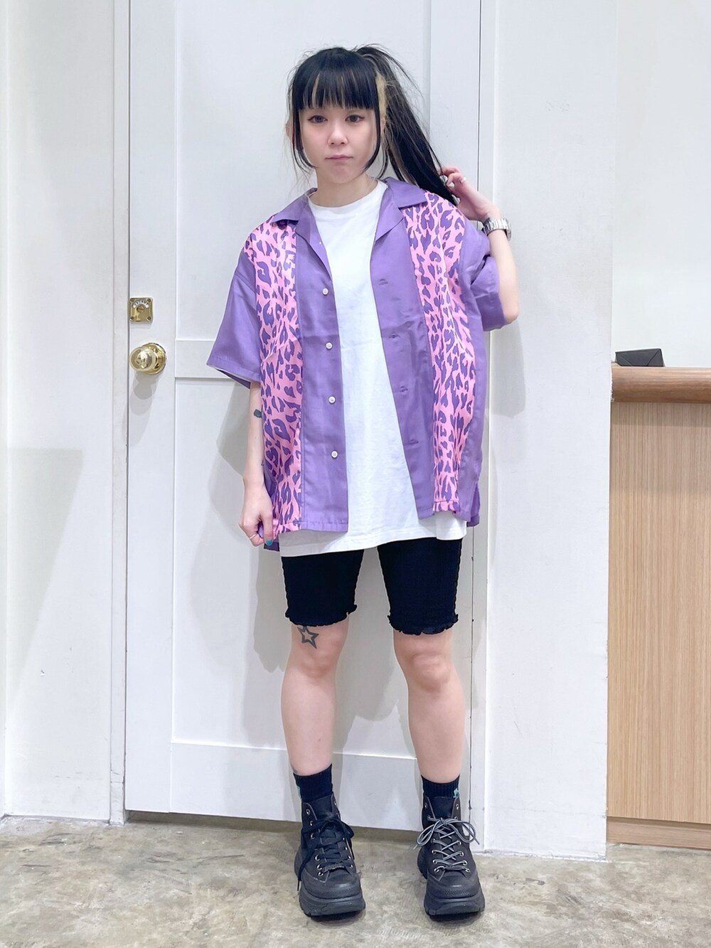 パープル系のシャツ/ブラウス、ホワイト系のTシャツ/カットソー、ブラック系のその他パンツを着用したレディースの春コーディネートの2枚目の写真