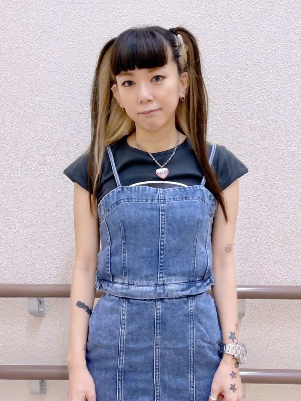 ブルー系のワンピース、グレー系のTシャツ/カットソー、ピンク系のネックレスを着用したレディースの夏コーディネートの4枚目の写真