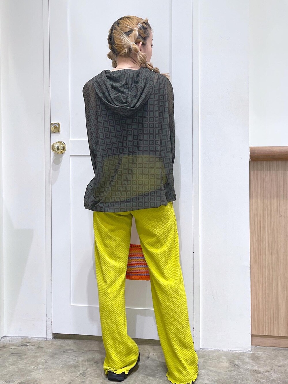 グリーン系のパーカー、ブラック系のタンクトップ、グリーン系のその他パンツを着用したレディースの夏コーディネートの5枚目の写真