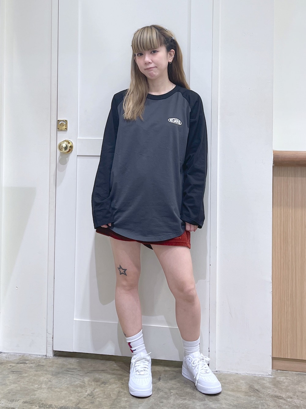 ブルー系のブルゾン、グレー系のTシャツ/カットソー、ブラウン系のその他パンツを着用したレディースの秋コーディネートの5枚目の写真