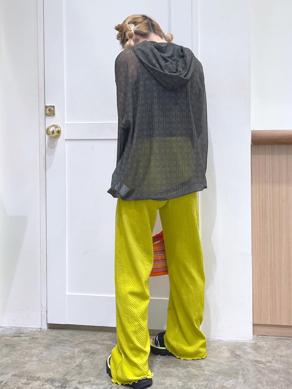 グリーン系のパーカー、ブラック系のタンクトップ、グリーン系のその他パンツを着用したレディースの夏コーディネートの4枚目の写真