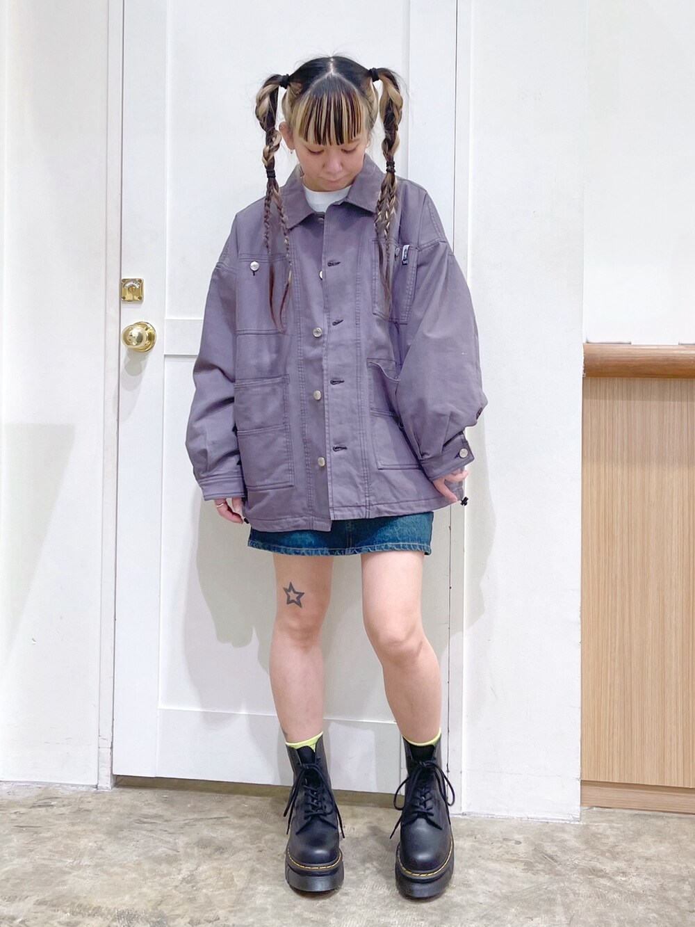 グレー系のブルゾン、ホワイト系のTシャツ/カットソー、ブルー系のスカートを着用したレディースの冬コーディネートの2枚目の写真