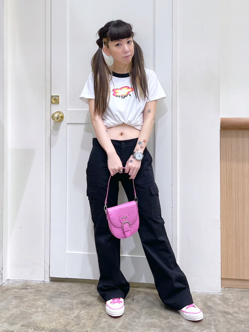 ホワイト系のTシャツ/カットソー、ブラック系のその他パンツ、ピンク系のショルダーバッグを着用したレディースの夏コーディネートの2枚目の写真