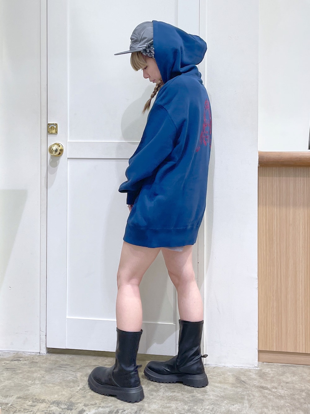 ブルー系のパーカー、グレー系のその他パンツ、グリーン系のキャップを着用したレディースの秋コーディネートの3枚目の写真