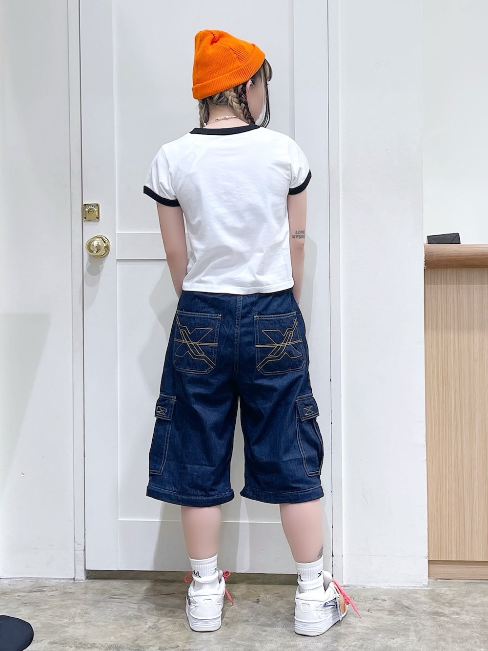 ホワイト系のTシャツ/カットソー、ブルー系のデニムパンツ、ホワイト系のスニーカーを着用したレディースの春コーディネートの4枚目の写真