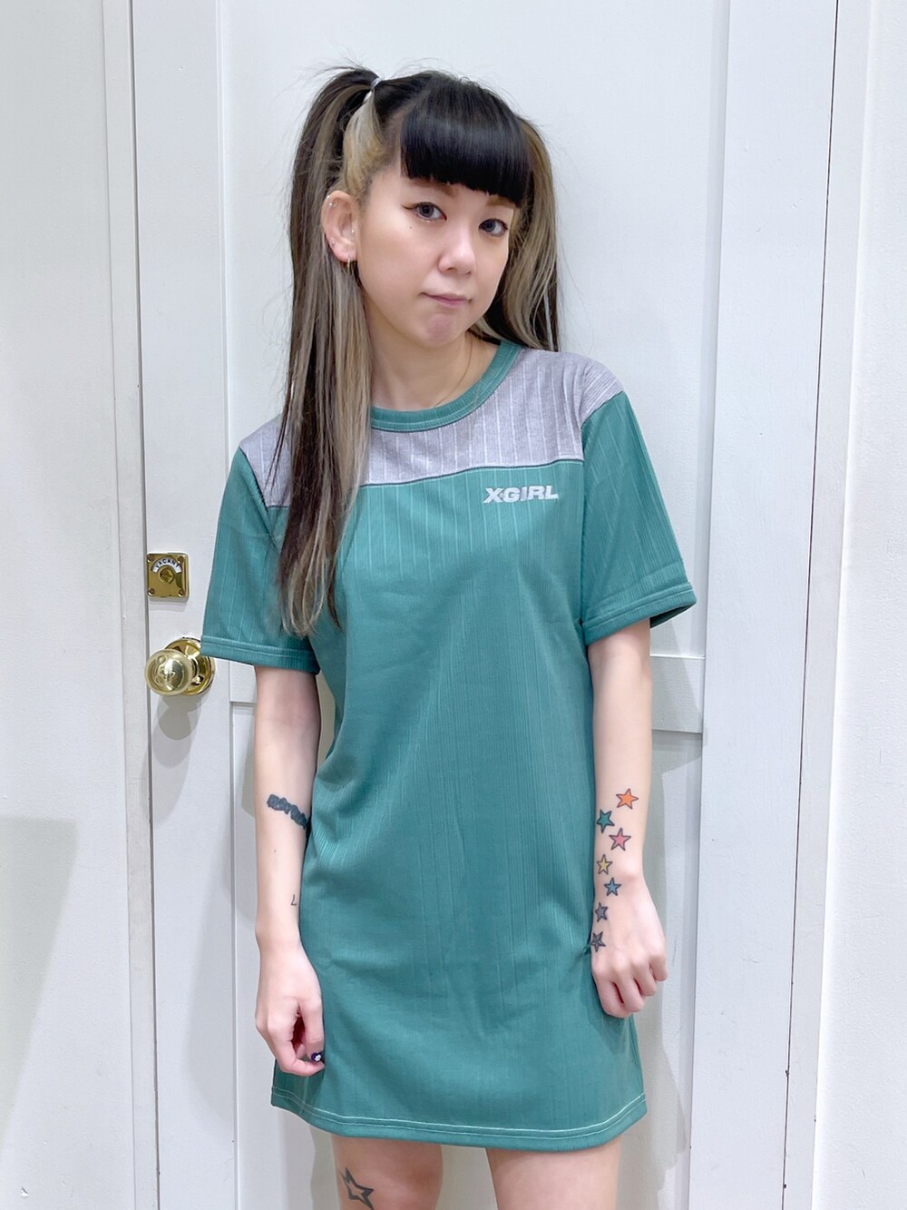 グリーン系のワンピース、ホワイト系のショルダーバッグ、ブラック系のサンダルを着用したレディースの夏コーディネートの4枚目の写真