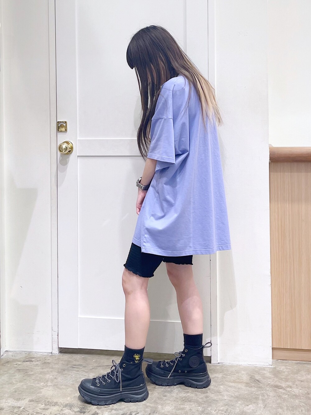 パープル系のワンピース、ホワイト系のエコバッグ/サブバッグ、ブラック系のスニーカーを着用したレディースの夏コーディネートの4枚目の写真