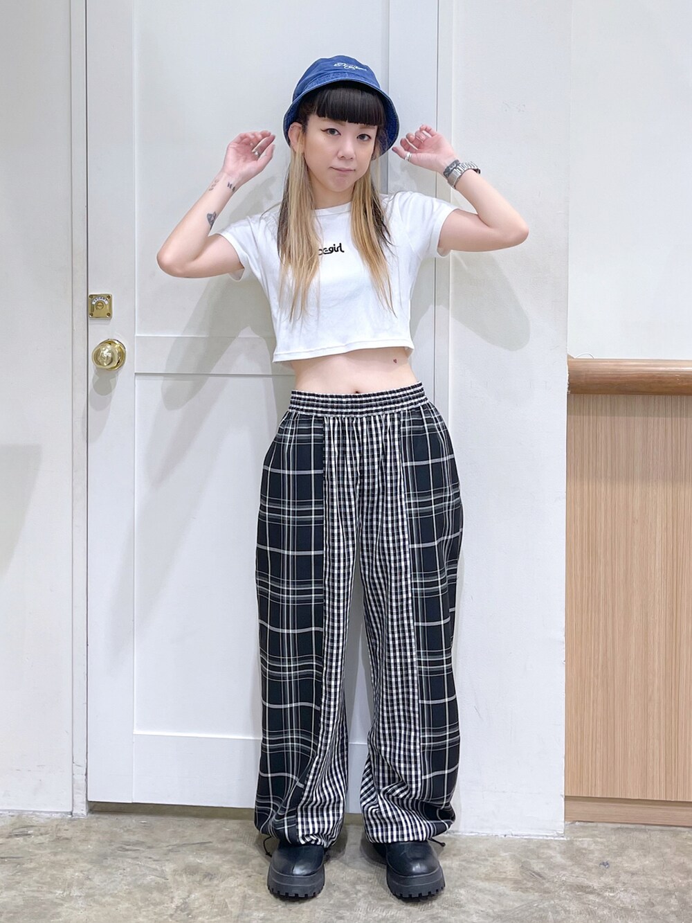 ブラック系のその他パンツ、ホワイト系のTシャツ/カットソー、ブルー系のハットを着用したレディースの夏コーディネートの2枚目の写真