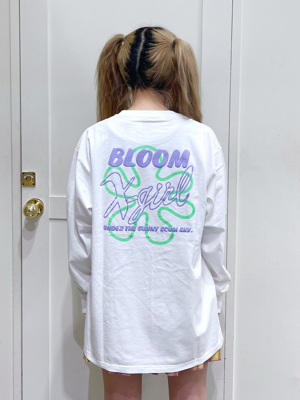 ホワイト系のベスト、ホワイト系のTシャツ/カットソー、ブラック系のショルダーバッグを着用したレディースの春コーディネートの2枚目の写真