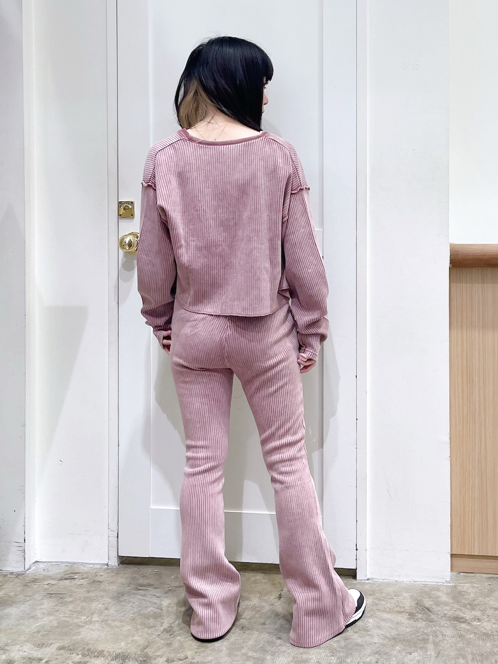 ブラウン系のカーディガン/ボレロ、ホワイト系のタンクトップ、ブラウン系のその他パンツを着用したレディースの秋コーディネートの4枚目の写真