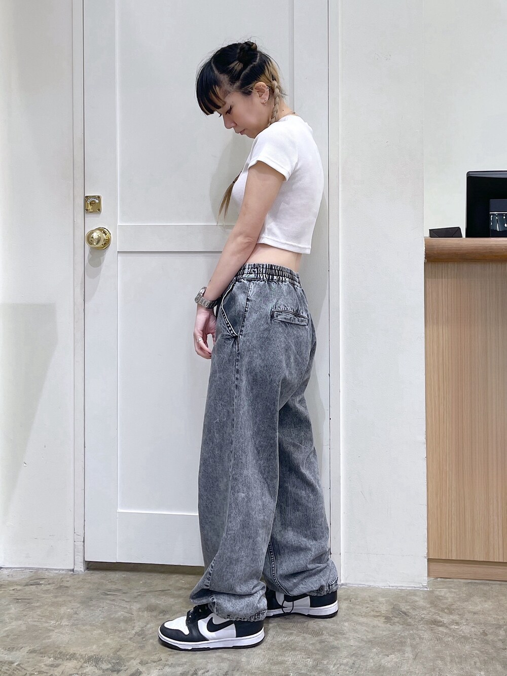 ホワイト系のTシャツ/カットソー、ブラック系のショルダーバッグ、ブラック系のデニムパンツを着用したレディースの夏コーディネートの2枚目の写真