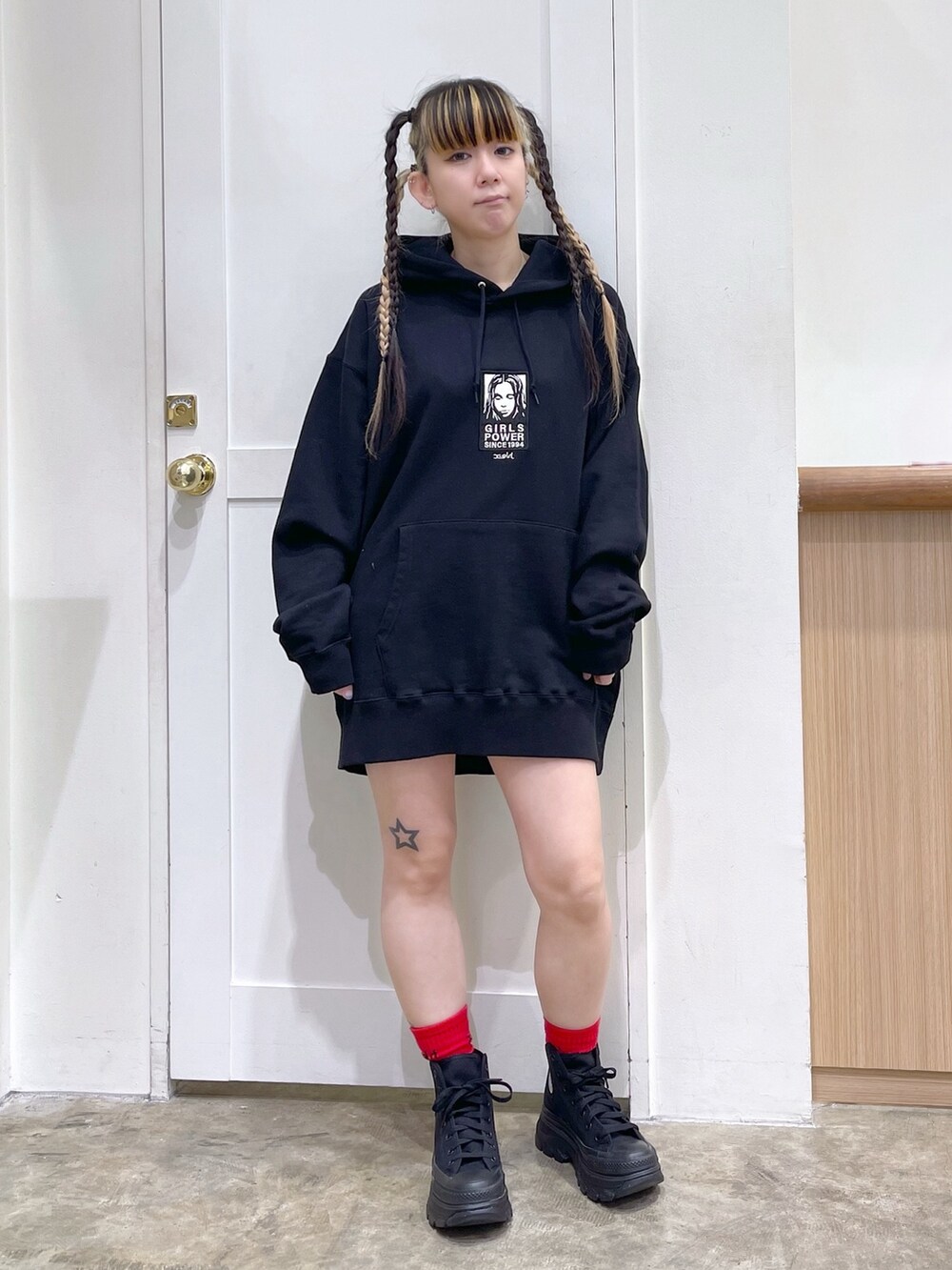 グリーン系のMA-1、ブラック系のパーカー、ブラック系のショルダーバッグを着用したレディースの冬コーディネートの5枚目の写真