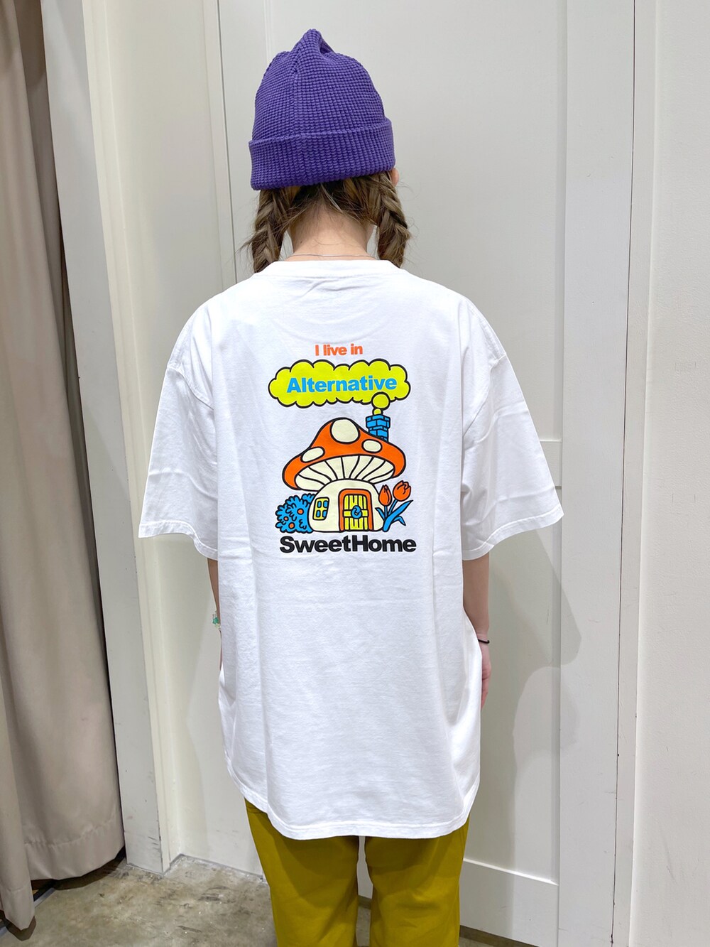 ブラック系のシャツ/ブラウス、ホワイト系のTシャツ/カットソー、ブラウン系のその他パンツを着用したレディースの夏コーディネートの3枚目の写真