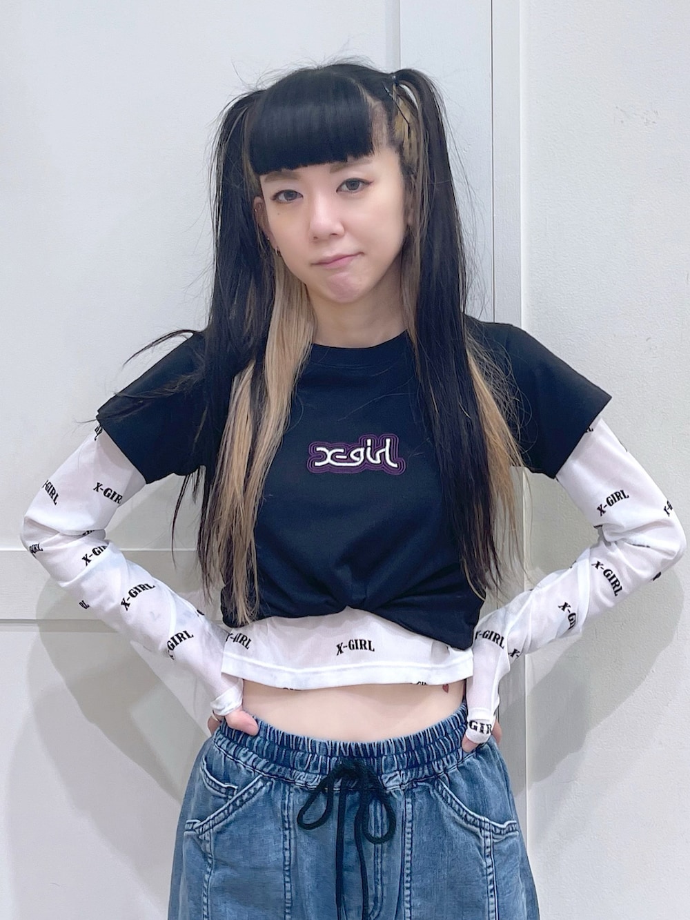 ブラック系のTシャツ/カットソー、ホワイト系のトップス、ブルー系のデニムパンツを着用したレディースの夏コーディネートの4枚目の写真