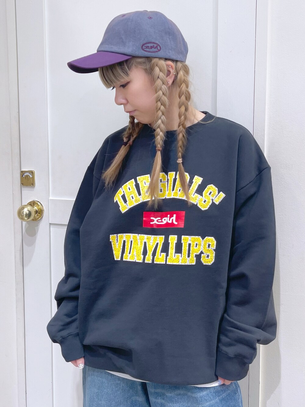 グレー系のスウェット、ブルー系のデニムパンツ、イエロー系のスニーカーを着用したレディースの冬コーディネートの4枚目の写真