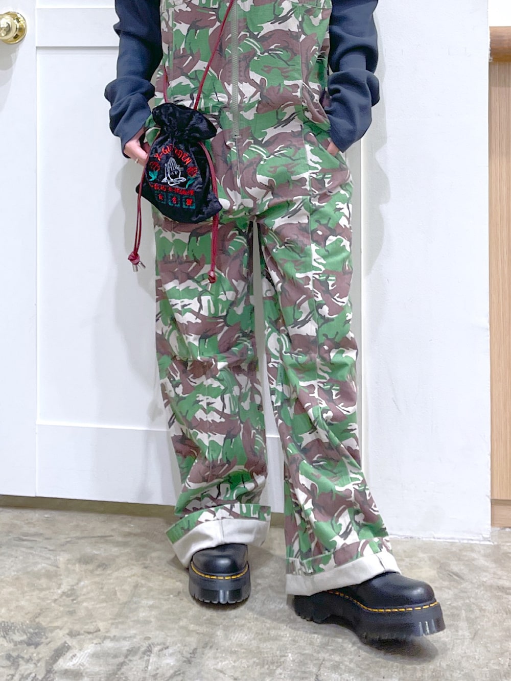 グレー系のTシャツ/カットソー、グリーン系のサロペット/オーバーオール、ブラック系のショルダーバッグを着用したレディースの秋コーディネートの4枚目の写真