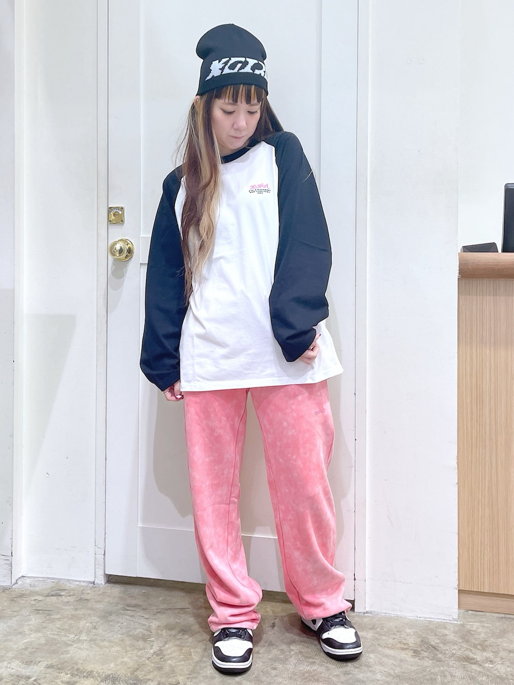 ホワイト系のTシャツ/カットソー、ピンク系のスウェットパンツ、ブラック系のニットキャップ/ビーニーを着用したレディースの夏コーディネートの3枚目の写真