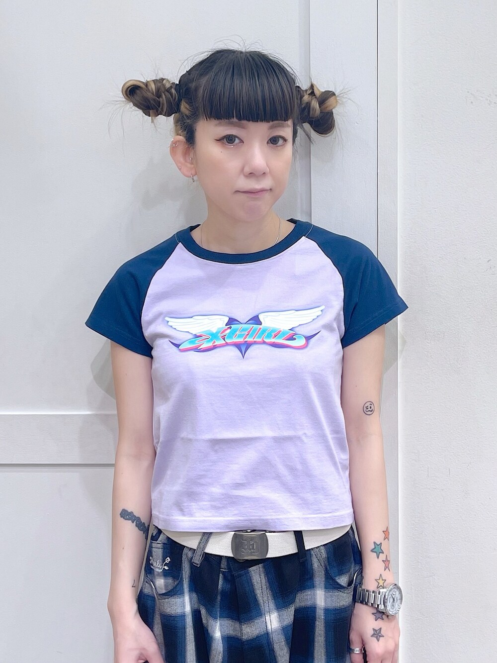 パープル系のTシャツ/カットソー、ブルー系のその他パンツ、ブルー系のショルダーバッグを着用したレディースの夏コーディネートの4枚目の写真
