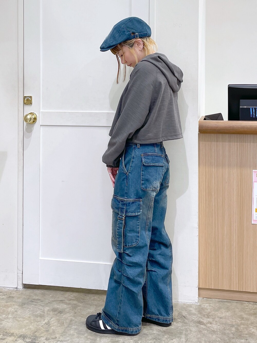 グリーン系のパーカー、ホワイト系のTシャツ/カットソー、ブルー系のデニムパンツを着用したレディースの春コーディネートの3枚目の写真