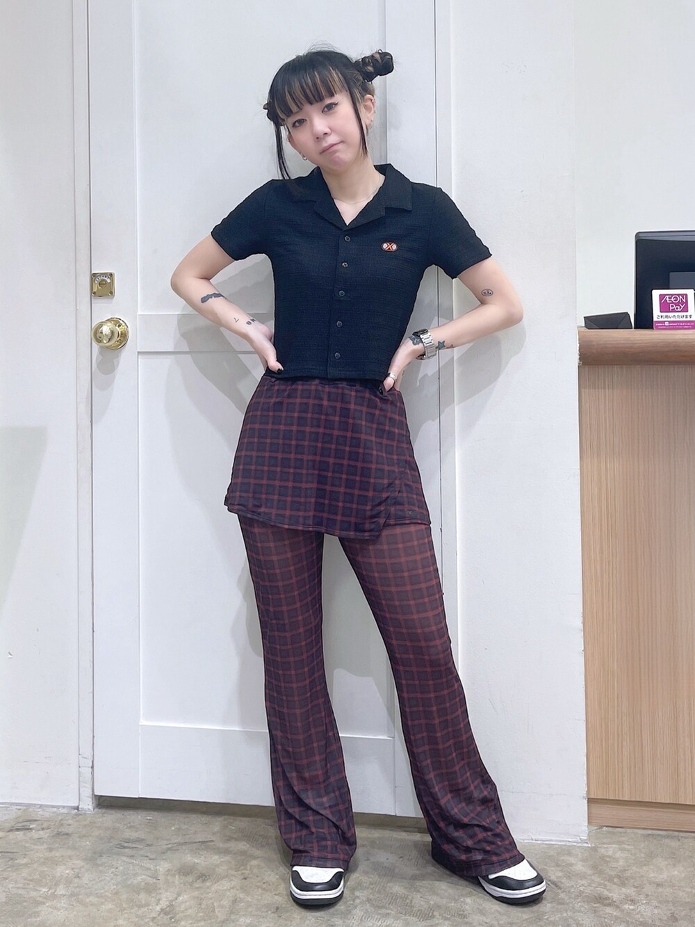 ブラック系のシャツ/ブラウス、ピンク系のショルダーバッグ、レッド系のその他パンツを着用したレディースの夏コーディネートの2枚目の写真
