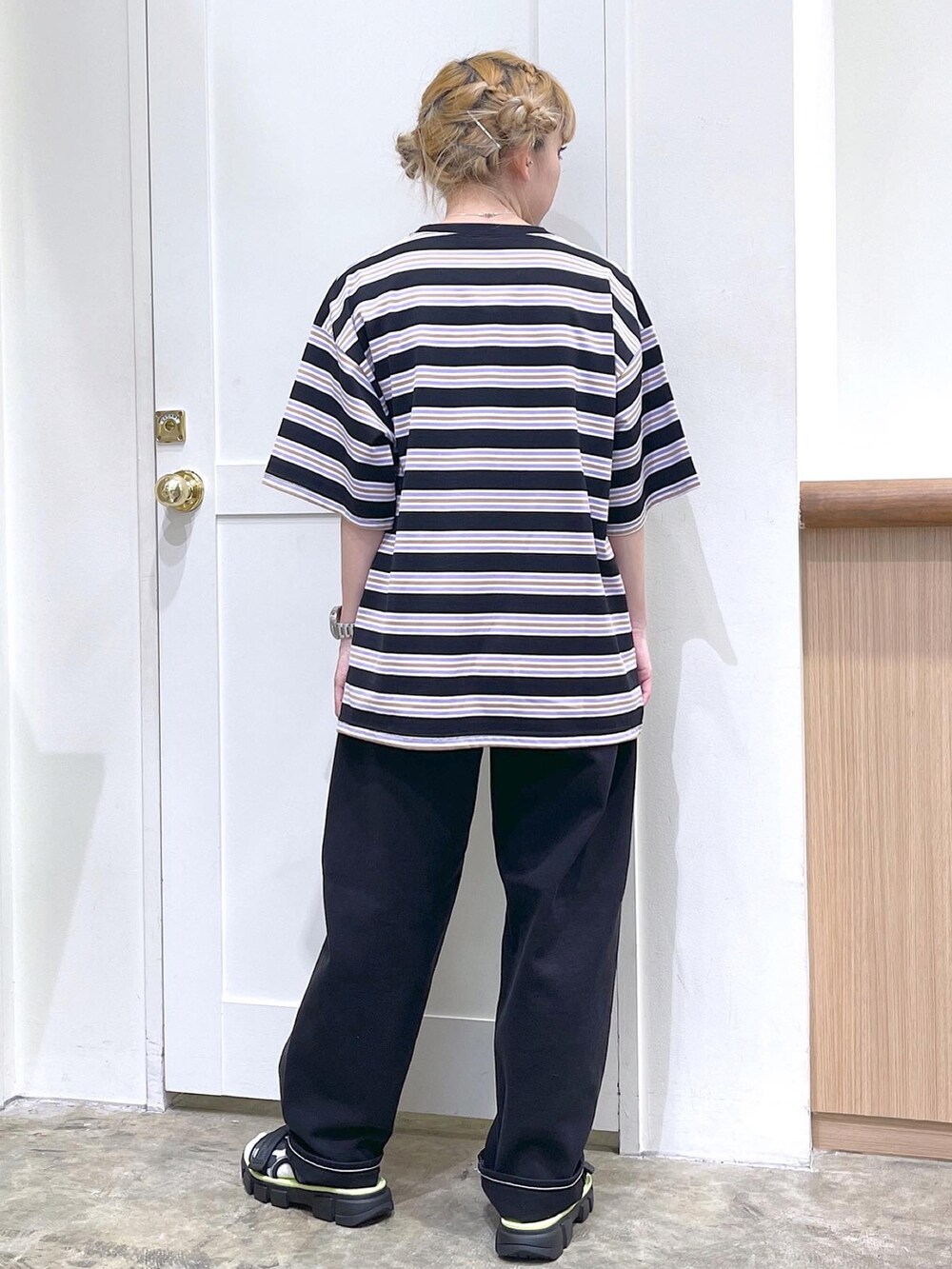 ブラック系のTシャツ/カットソー、ブラック系のデニムパンツ、ブラック系のサンダルを着用したレディースの夏コーディネートの4枚目の写真