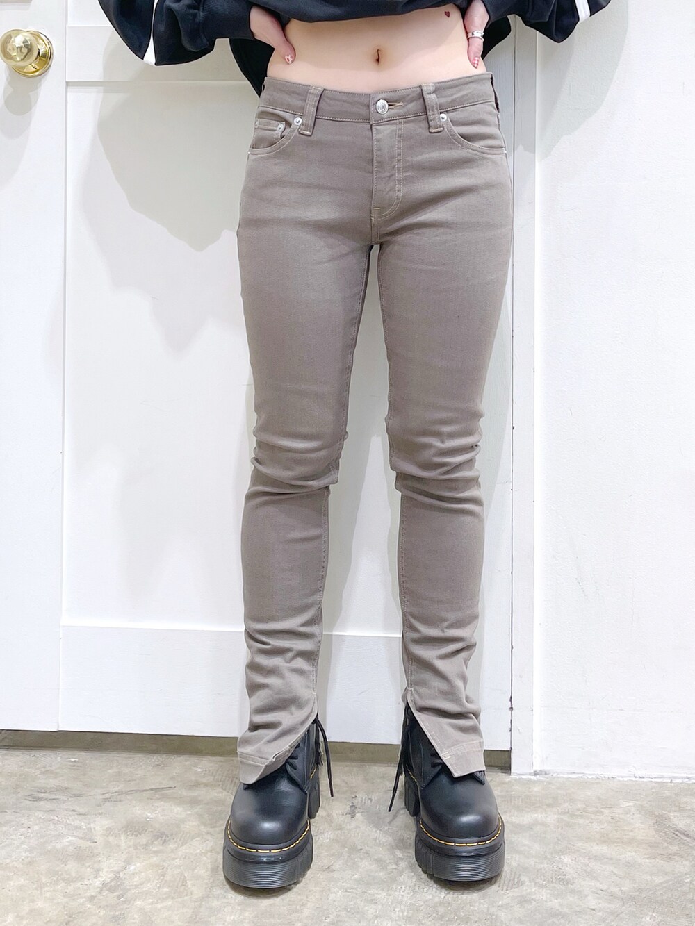 グレー系のスウェット、ブラック系のショルダーバッグ、ベージュ系のその他パンツを着用したレディースの冬コーディネートの5枚目の写真