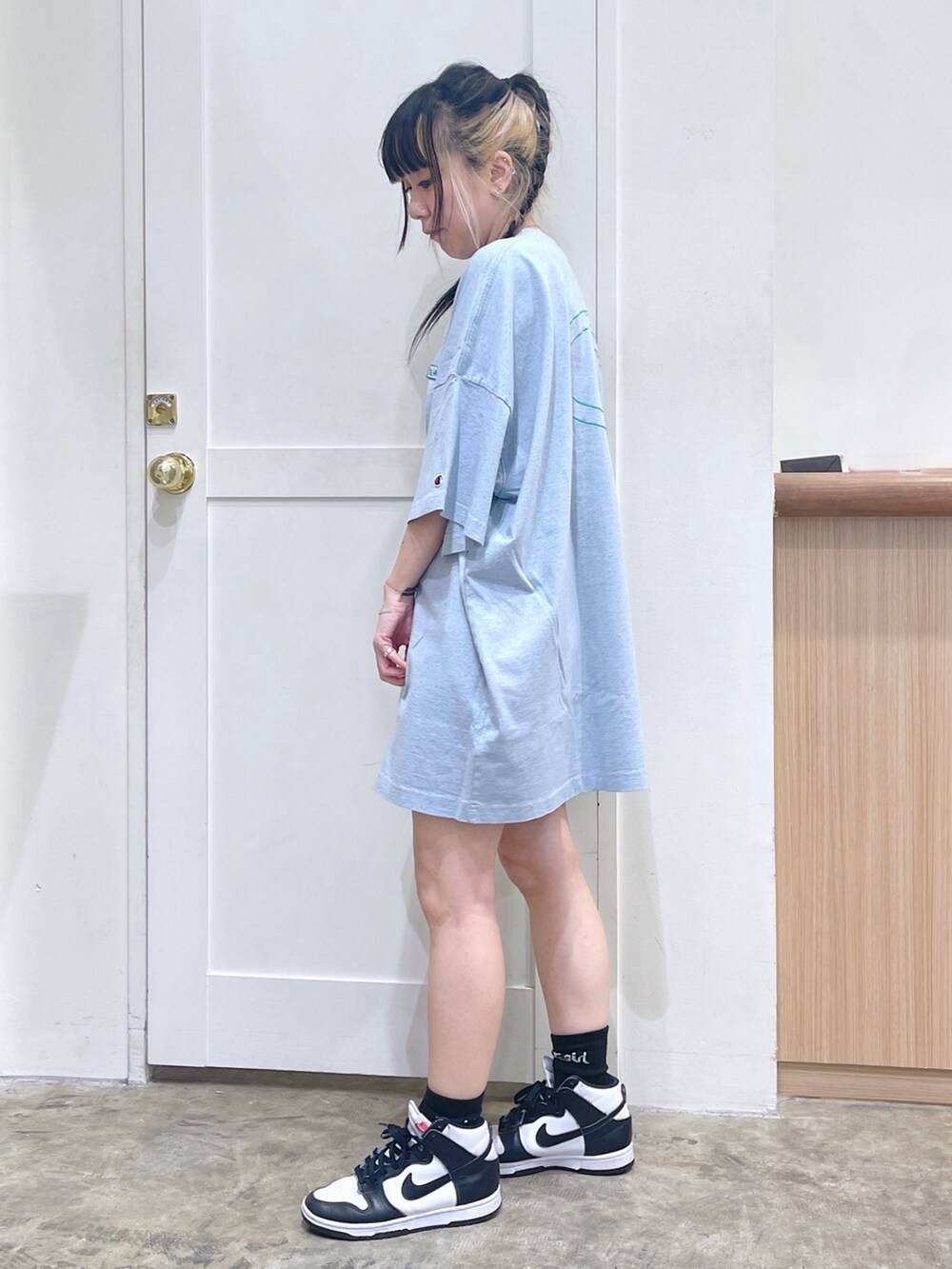 ブルー系のワンピース、ブラック系のショルダーバッグ、ホワイト系のソックス/靴下を着用したレディースの春コーディネートの4枚目の写真