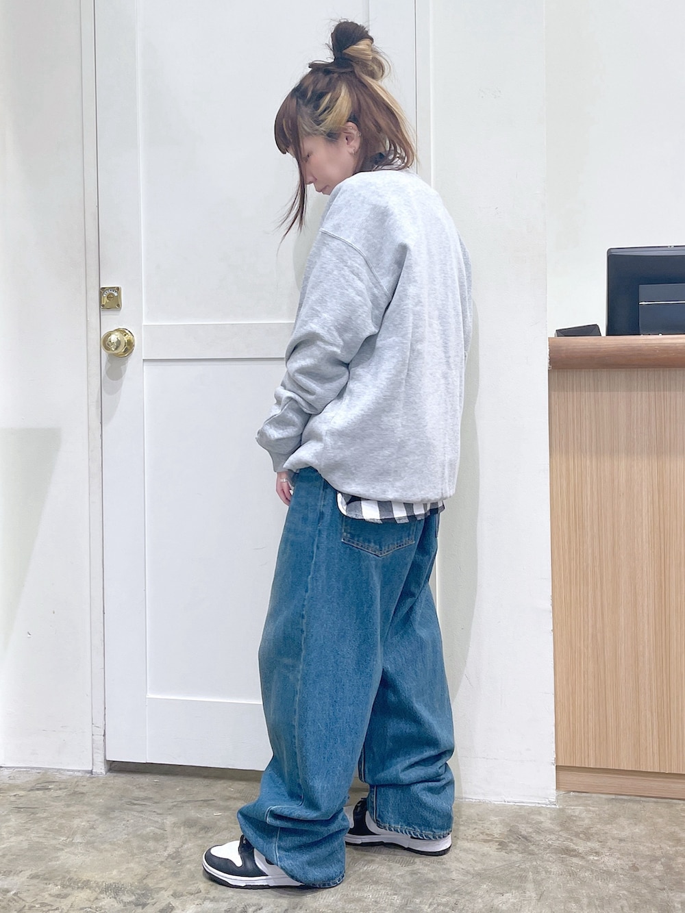 グレー系のスウェット、ブラック系のシャツ/ブラウス、ブルー系のデニムパンツを着用したレディースの夏コーディネートの2枚目の写真