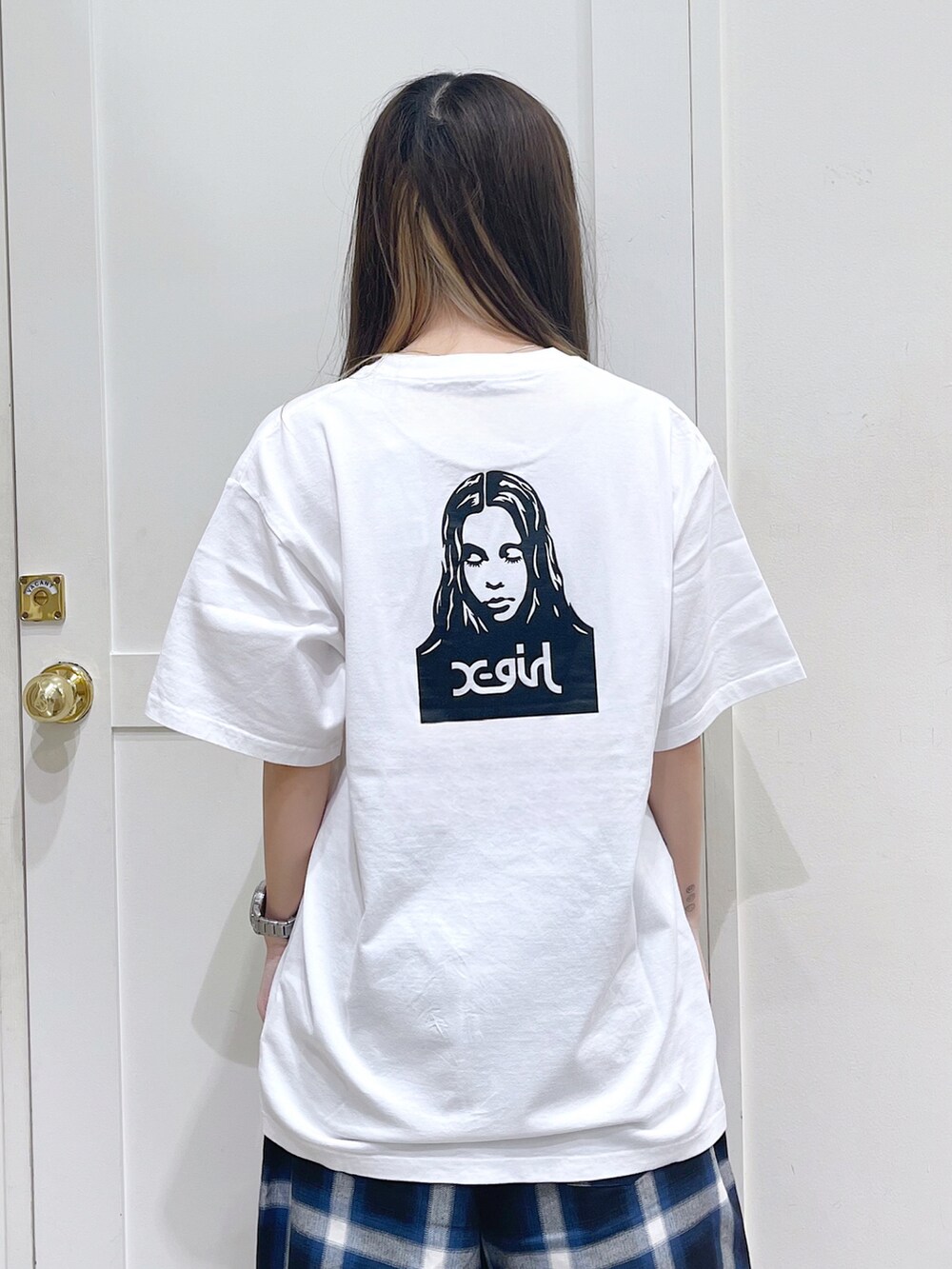 ブルー系のシャツ/ブラウス、ブルー系のその他パンツ、ホワイト系のTシャツ/カットソーを着用したレディースの夏コーディネートの5枚目の写真