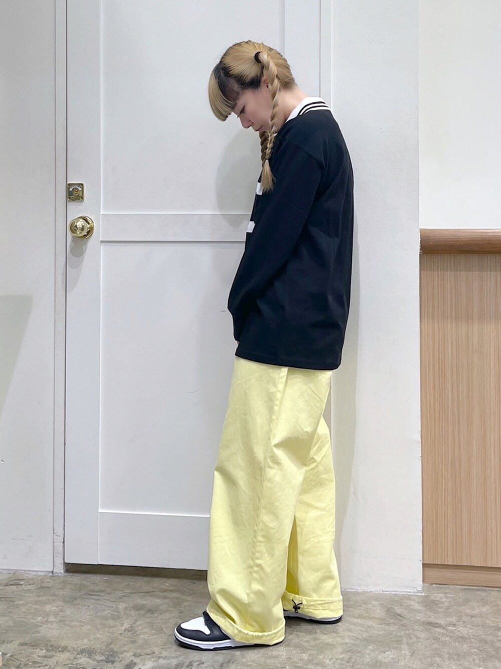 ブラック系のTシャツ/カットソー、イエロー系のその他パンツ、ブラック系のショルダーバッグを着用したレディースの春コーディネートの3枚目の写真