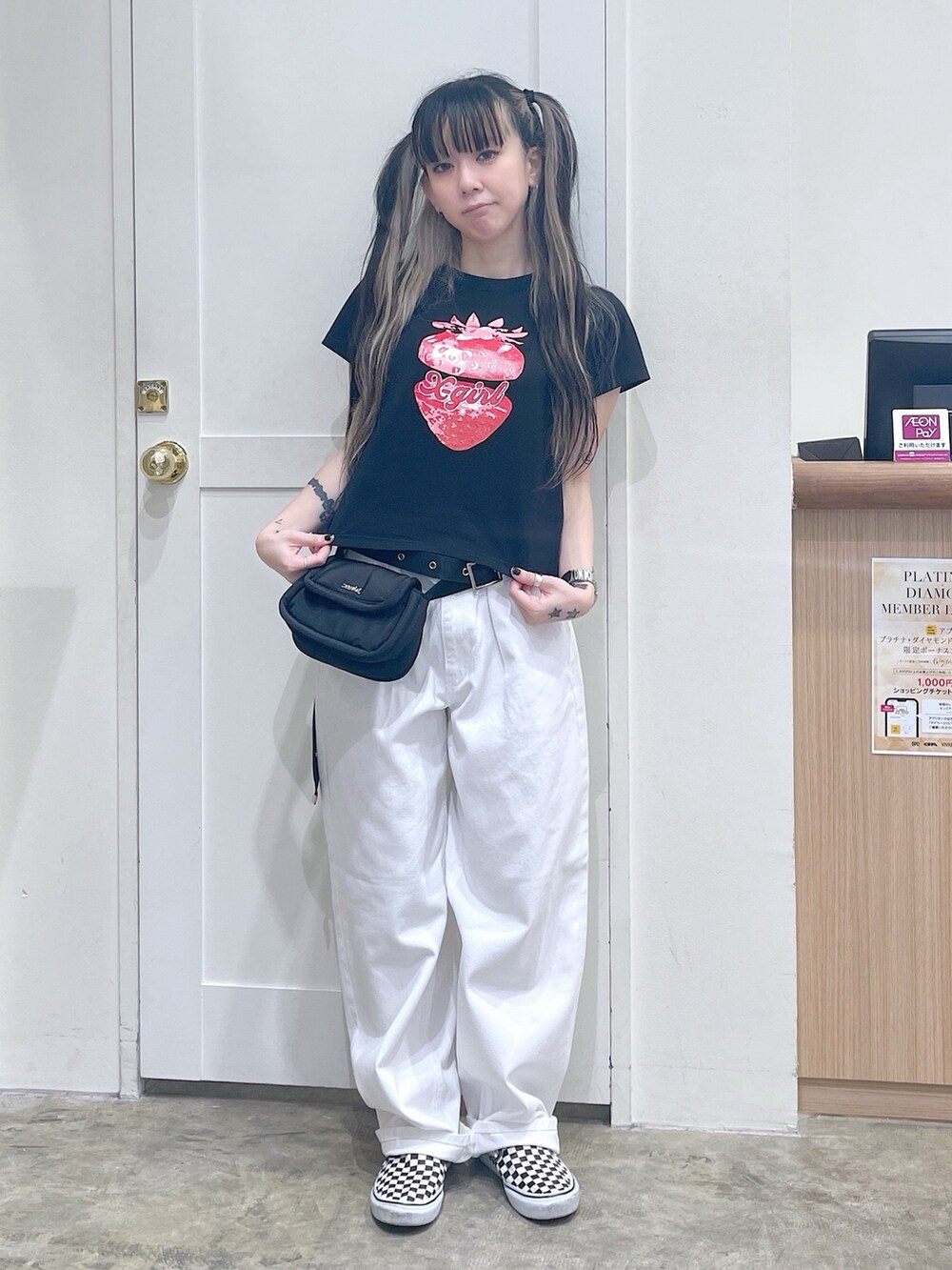 ブラック系のTシャツ/カットソー、ホワイト系のデニムパンツ、ブラック系のショルダーバッグを着用したレディースの夏コーディネートの3枚目の写真