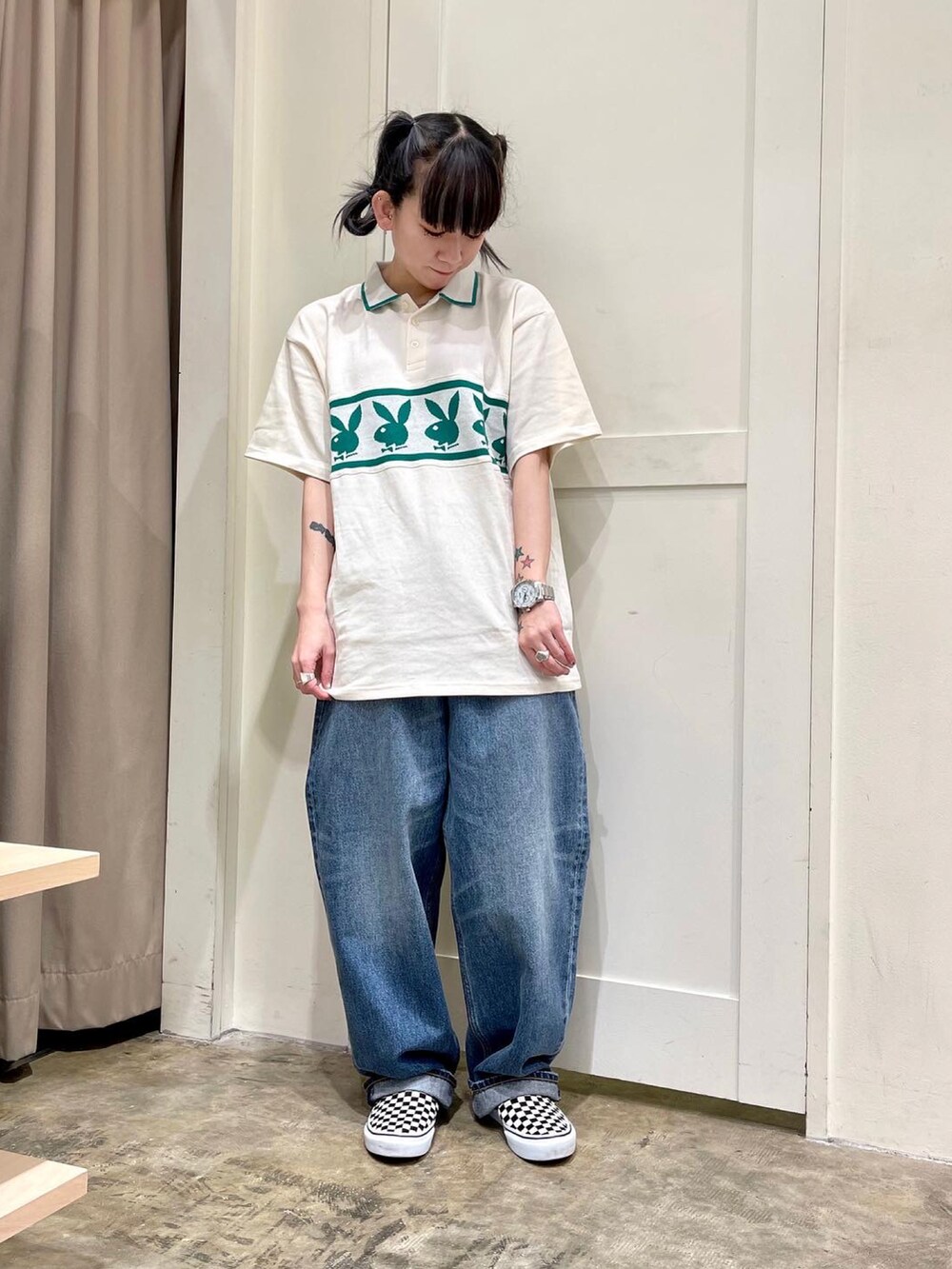 ホワイト系のシャツ/ブラウス、ブルー系のデニムパンツ、シルバー系のアナログ腕時計を着用したレディースの春コーディネートの2枚目の写真