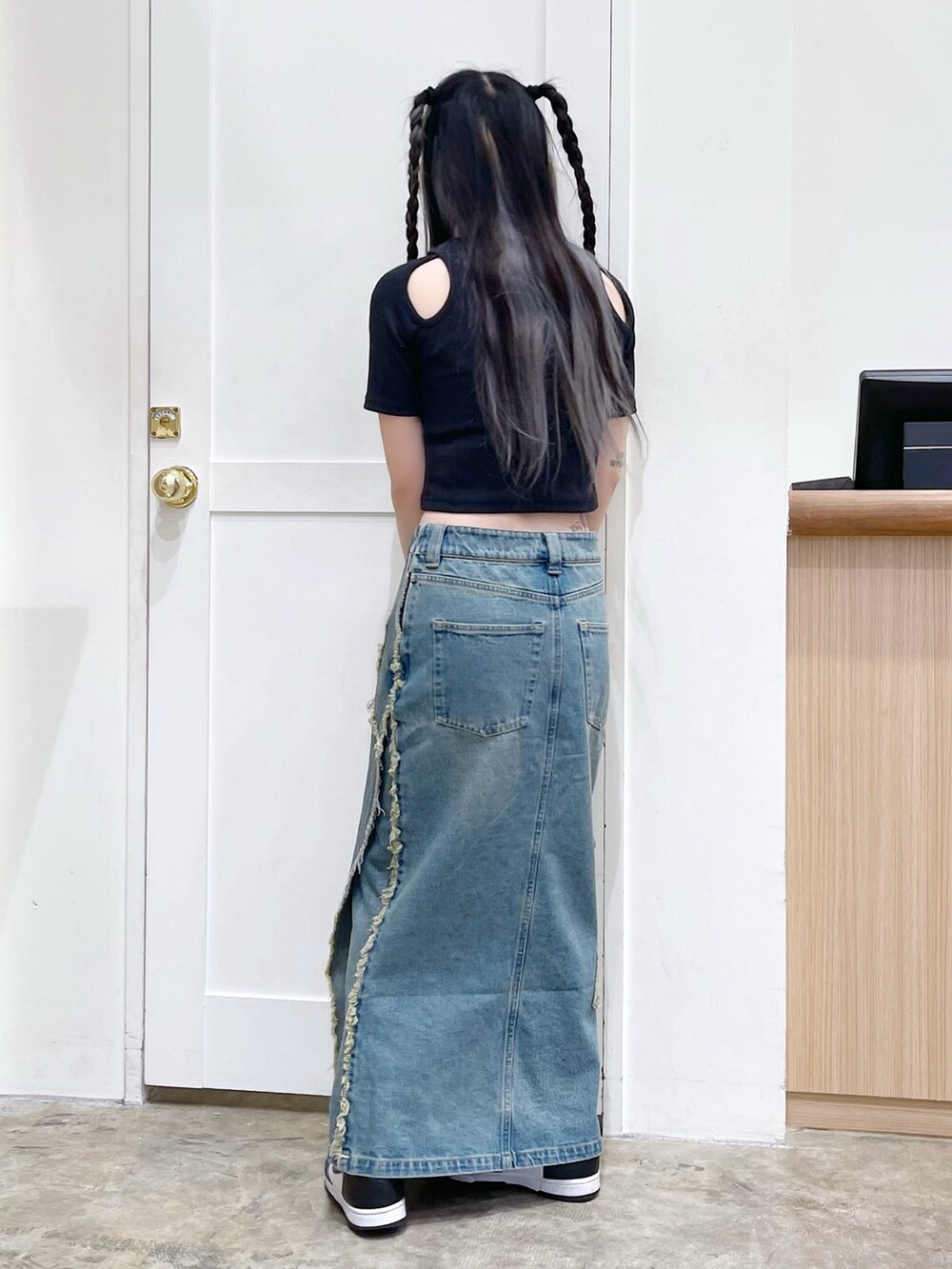 ブラック系のTシャツ/カットソー、ピンク系のショルダーバッグ、ブルー系のデニムスカートを着用したレディースの夏コーディネートの4枚目の写真