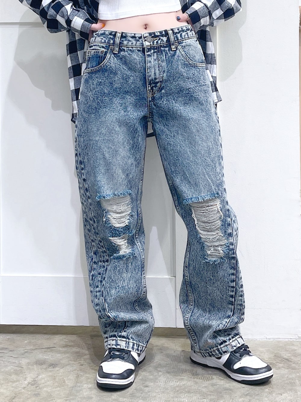 ブラック系のシャツ/ブラウス、ブルー系のデニムパンツ、ホワイト系のTシャツ/カットソーを着用したレディースの夏コーディネートの5枚目の写真