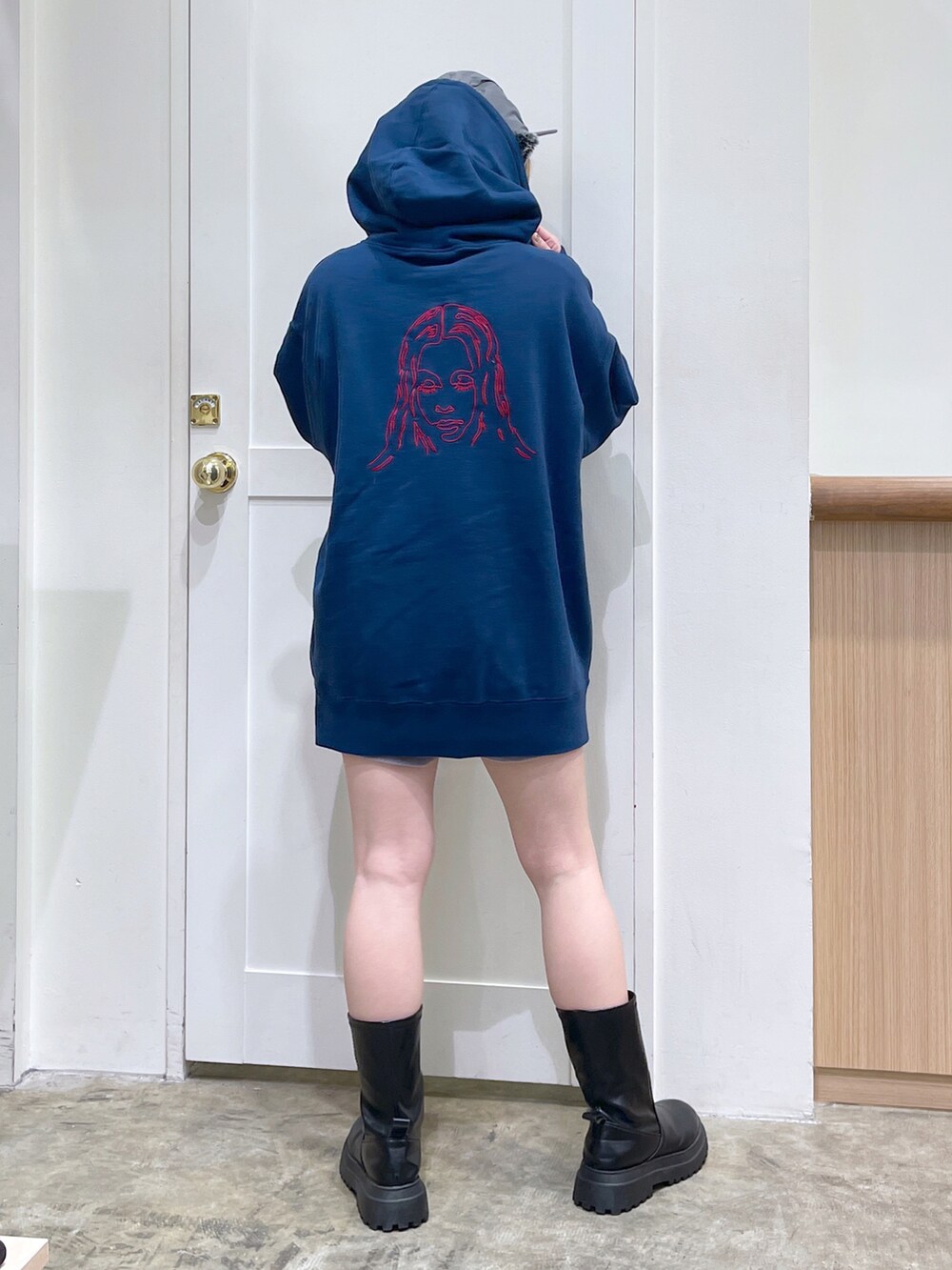 ブルー系のパーカー、グレー系のその他パンツ、グリーン系のキャップを着用したレディースの秋コーディネートの4枚目の写真