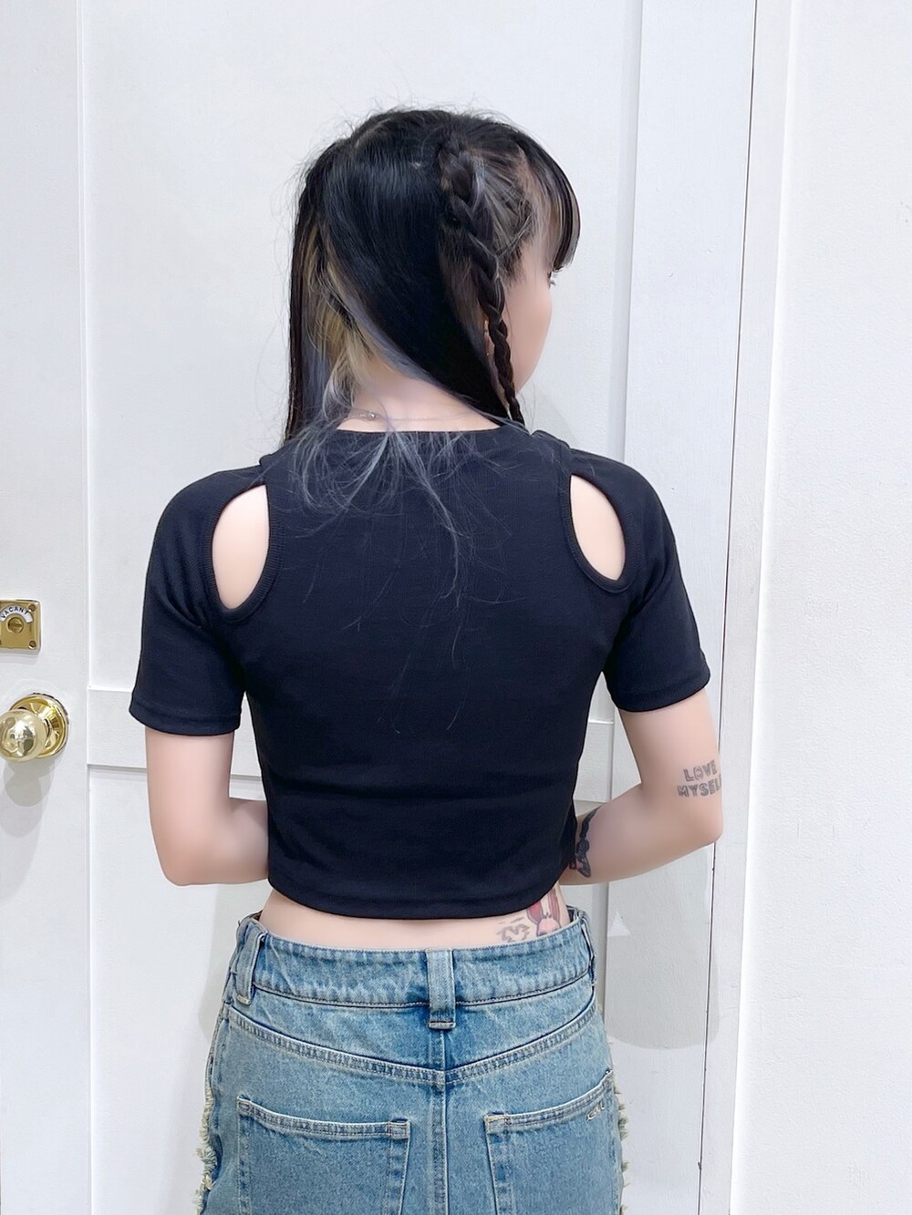 ブラック系のTシャツ/カットソー、ピンク系のショルダーバッグ、ブルー系のデニムスカートを着用したレディースの夏コーディネートの6枚目の写真