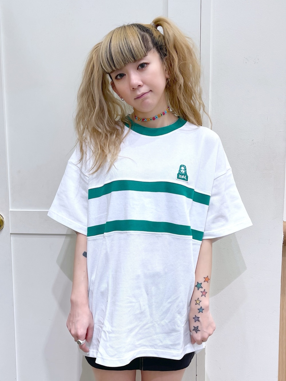 ホワイト系のTシャツ/カットソー、ブラック系のスカート、ブラック系のブーツを着用したレディースの春コーディネートの2枚目の写真