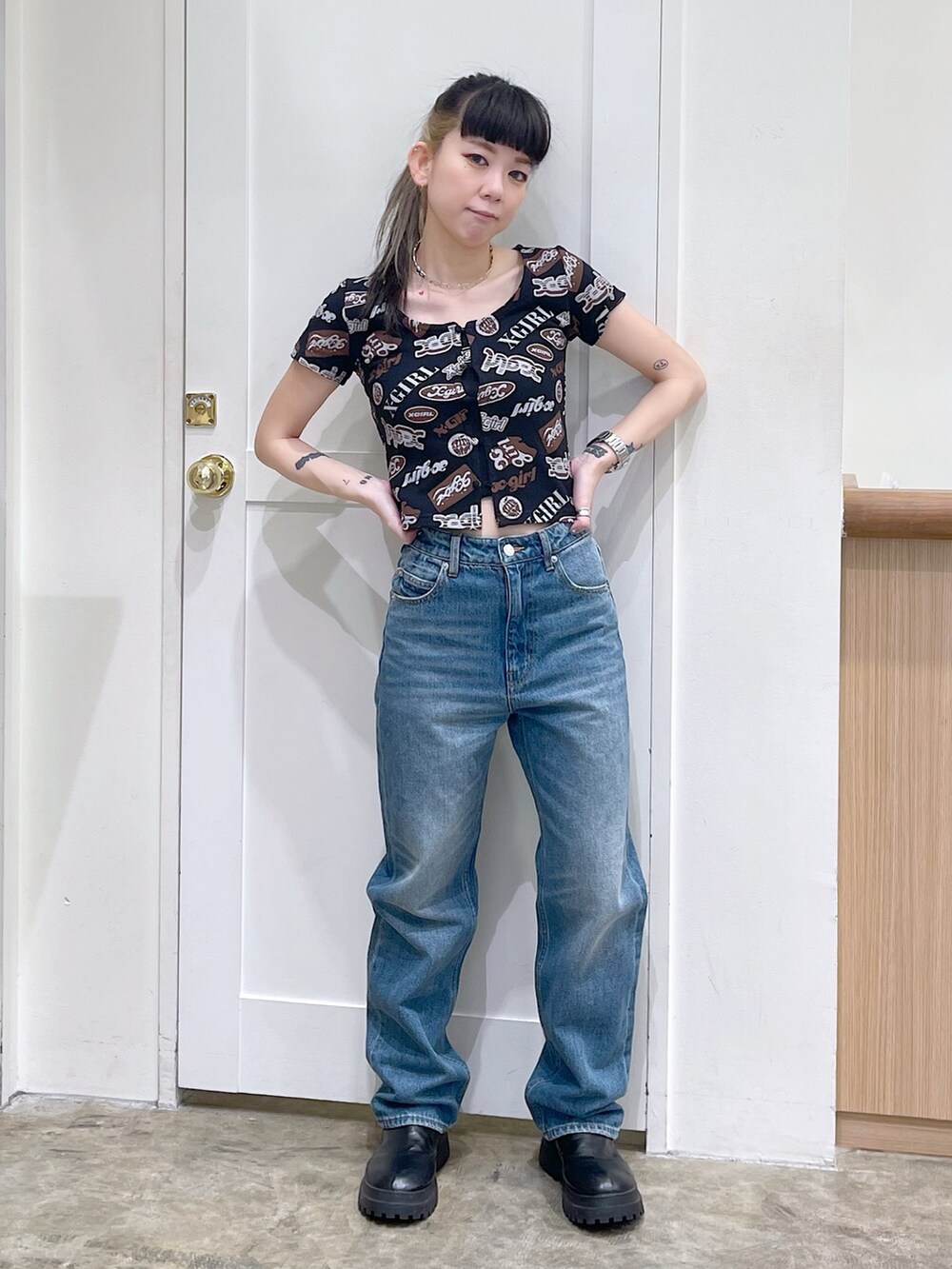 ブラック系のTシャツ/カットソー、ブルー系のデニムパンツ、シルバー系のチョーカーを着用したレディースの春コーディネートの2枚目の写真